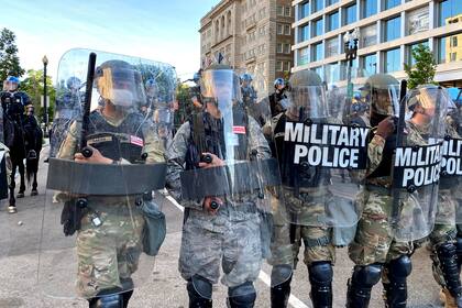 La Guardia Nacional bloquea una calle cerca de la Casa Blanca, en Washington