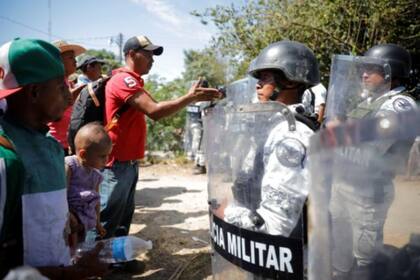 La Guardia Nacional de México esperaba a la caravana, desplegada a lo largo de la orilla en Ciudad Hidalgo