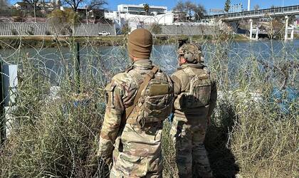 La Guardia Nacional de Texas mantiene la línea de alambre de púas en Eagle Pass, Texas