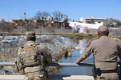 La Guardia Nacional de Texas vigilando la frontera para evitar el cruce ilegal de personas
