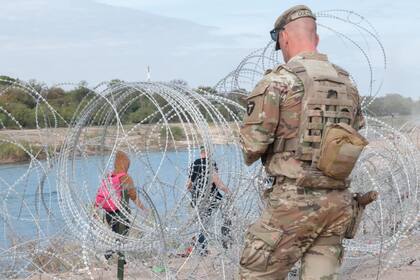 La Guardia Nacional trabaja para instalar alambre de púas en la frontera, según Abbott