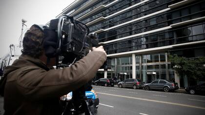 La guardia periodística ayer frente al Madero Center, donde están los departamentos de la ex presidenta