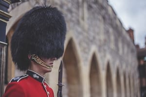Por qué los guardias de la Reina Isabel les gritan a algunos turistas