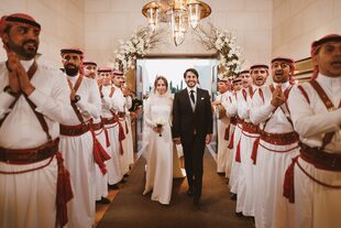 La Guardia Real hace el tradicional pasillo a la pareja de recién casados entre aplausos y cantos.