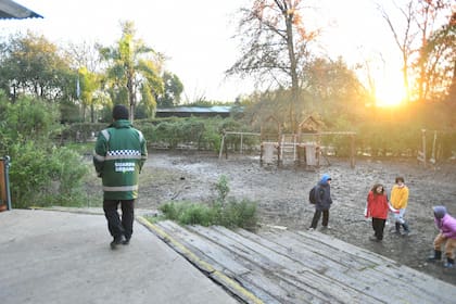 La Guardia Urbana de Escobar controla el ingreso de los alumnos de La Lumbrera, la escuela Waldorf de Ingeniero Maschwitz