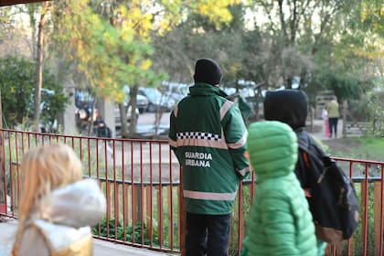 La Guardia Urbana de Escobar controla el ingreso de los alumnos de La Lumbrera, la escuela Waldorf de Ingeniero Maschwitz