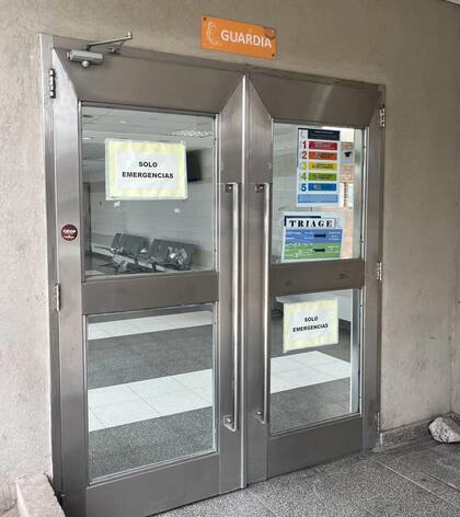 “La guardia volverá a abrir cuando vuelva a haber médicos", sentencia un empleado del Hospital del Niño de San Justo.