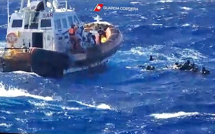 La Guaria Costera de Italia rescató a tres hombres y a una mujer provenientes de África
