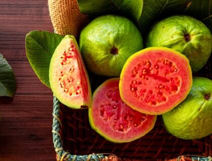 La guayaba contiene cuatro veces más vitamina C que la naranja, ayudando a prevenir resfriados.