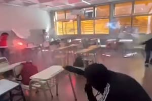 Alarmante episodio: un grupo de alumnos realiza una ”guerra de bengalas" dentro de un aula