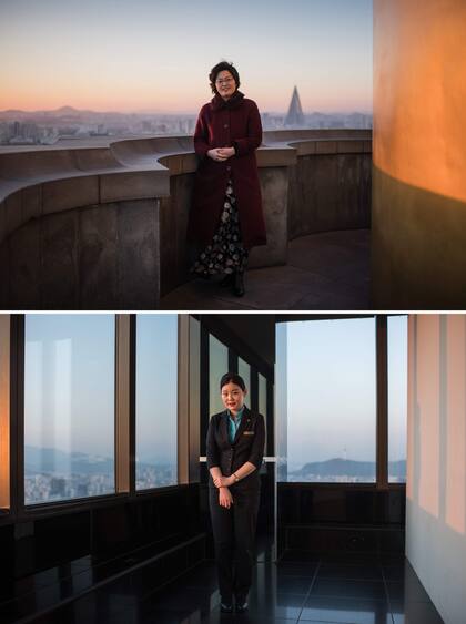 La guía coreana Choi Hee Ok (arriba) en el mirador de la emblemática torre Juche donde trabaja en Pyongyang y la guía surcoreana Bang Sung-hee (abajo) en el mirador del edificio emblemático 63 en Seúl