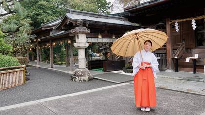 La guía de un templo sintoísta en Kanbara