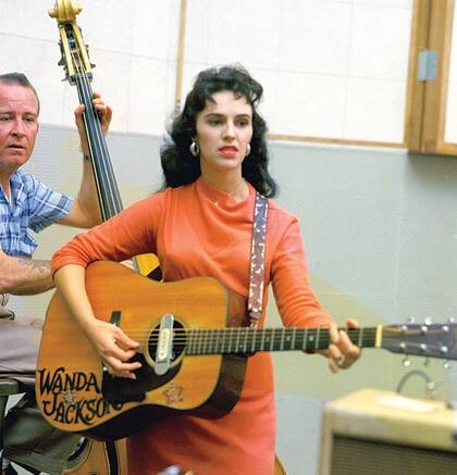 La guitarra acústica Martin de Wanda Jackson en Capitol Records está en la muestra. "Representa la primera era de instrumentación del rock and roll”, dice Inciardi