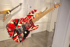 Así es la legendaria guitarra de Eddie Van Halen que será subastada en Nueva York