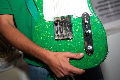 La guitarra eléctrica hecha con materiales reciclados presentada por Joaquín Betancor de "No Más Colillas" y Nicolás Montossi de "Teko". Se necesitaron 4 kilos y medio de tapitas y colillas para su fabricación.