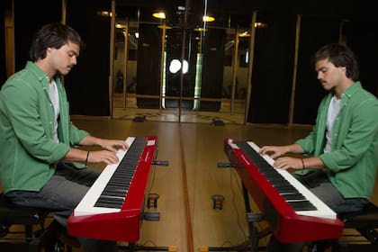 "La guitarra fue mi primer instrumento, mi vieja tocaba todo el tiempo. Me mandó seis meses a aprender y al toque me largué solo, y se me hizo muy fácil seguir con el bajo y el piano. Soy muy mandado", asegura.