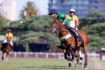 La habilidad de Facundo Sola para llevar en el aire la bocha; detrás, Pedro Falabella, de La Aguada.