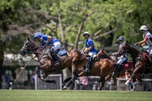 La habilidad de Guillermo Caset para llevar la bocha a alta velocidad, dejando atrás a Julián De Lusarreta; RS Murus Sanctus goleó a Chapaleufú en el Abierto de Palermo, pero aun así debe progresar en el juego.
