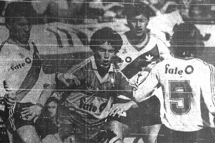 La habilidad de Tapia para dejar atrás a tres adversarios: Enrique, Borghi y Corti