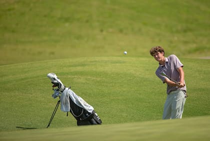 La habilidad de un competidor desde afuera del green en el Emiliano Grillo Open