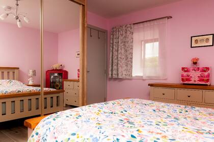 La habitación cuenta con iluminación natural y vistas al entorno rural