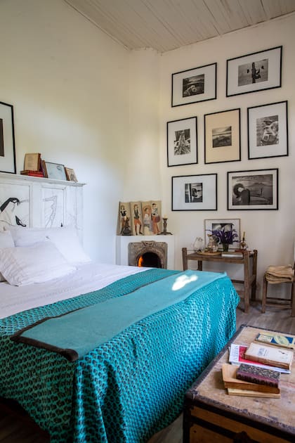 La habitación de huéspedes, decorada --al igual que toda la casa-- por Isabel. Cada uno de los objetos fue elegido por ella. Las fotografías en blanco y negro tienen animales como protagonistas.