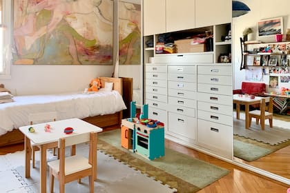 La habitación de Rosa tiene vista hacia el río. Esta junto a la de sus padres, con el baño compartido en el medio.