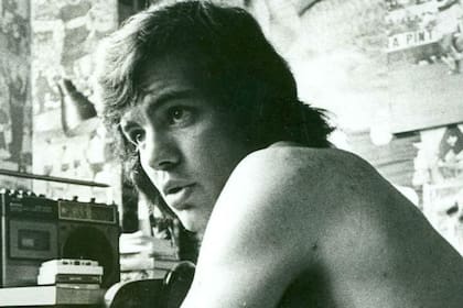 La habitación de un Sabella adolescente: había fútbol, música, semanarios de la juventud peronista y libros de historia