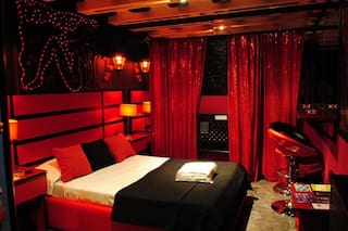 Del baño compartido a la persecución de infieles: la historia de los primeros telos argentinos