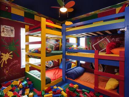 La habitación del juego Life tiene muchos bloques de colores en los que el jugador suma miembros de la familia imaginaria