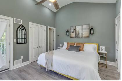 La habitación "Fearless": con cama king-size, baño en suite y un balcón privado, la suite principal está inspirada en el álbum "Fearless"