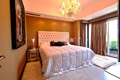 La habitación posee grandes ventanales con vistas al exterior