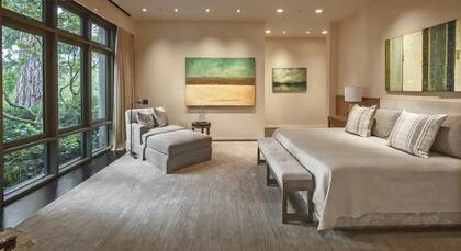 La habitación principal con vista al bosque de una de las casas donadas