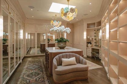 La habitación principal cuenta con un amplio vestidor.