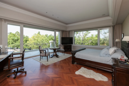 La habitación principal, en esquina, con vista increíble al lago tiene dos vestidores y dos baños completos