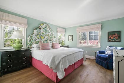 La habitación principal, luminosa y acogedora, se destaca por una decoración en la que predominan los colores pastel y los estampados. El gran respaldo de la cama cobra protagonismo gracias a su tapizado floral.