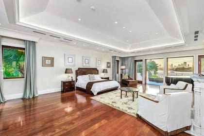 La habitación principal tiene el tamaño de un departamento de dos ambientes