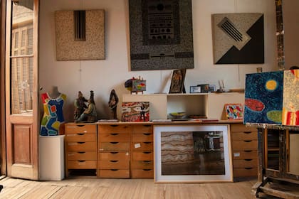 La habitación que da al frente conserva su piso de pino tea original, testigo silencioso de años y años de creación: primero fue el taller de su padre, y hoy es el estudio de Marino, donde se conservan y exponen obras de ambos.