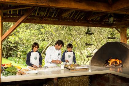 La Hacienda Zuleta en Ecuador es del siglo XVII, allí se puede visitar lagos en las montañas, ver y aprender de especies en peligro de extinción en el refugio para cóndores Condor Huasi y tomar clases de cocina o bordado.