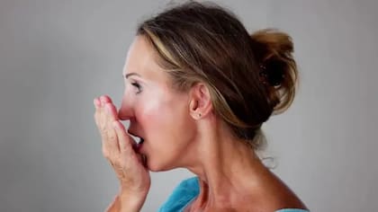 La halitosis puede ser un síntoma de otra afección mayor, por lo que deberías consultar con un médico de confianza