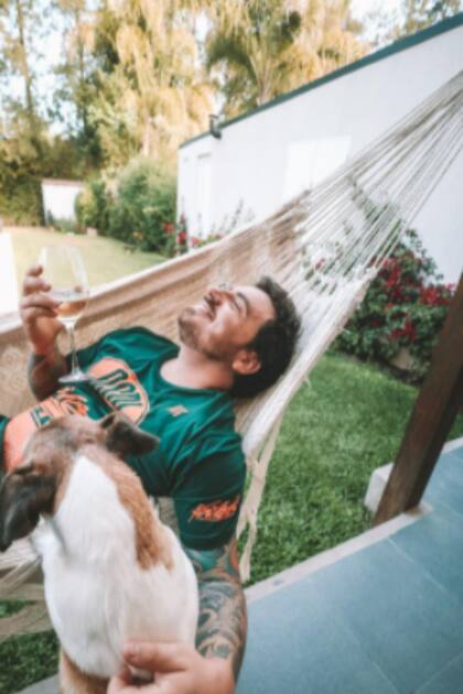 La hamaca paraguaya es otro de los rincones del jardín que disfruta el actor