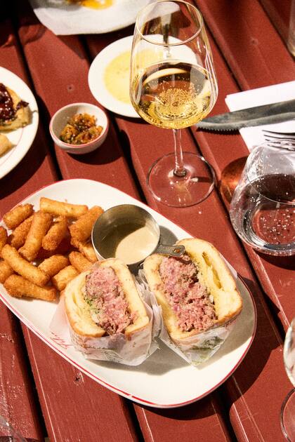 La hamburguesa carne dry aged, brioche casero y manteca enchulada con papas Dauphine de Felisa Parrilla