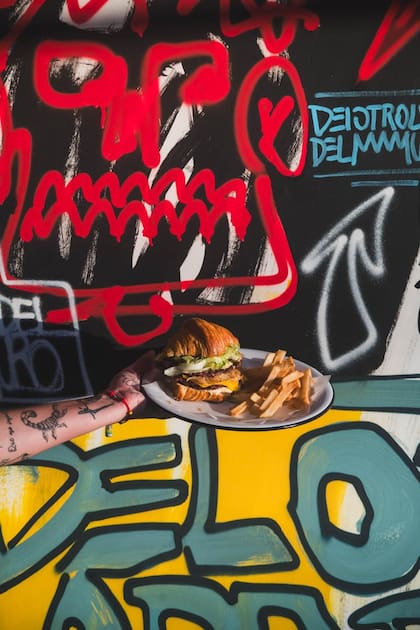La hamburguesa con formato croissant marida con la estética punk del lugar