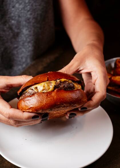 La hamburguesa, elaborada con una mezcla molida de pecho (brisket) y short rib, ganó el premio Melhores do Anno da Gastronomia 2025
