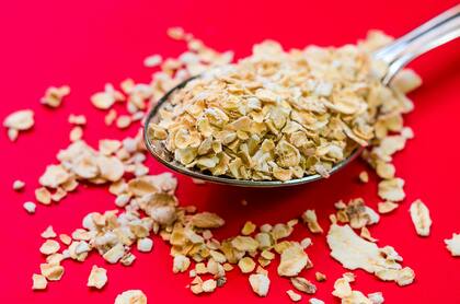 La harina de avena contiene beta-glucanos, fibra que favorece la digestión y la serotonina