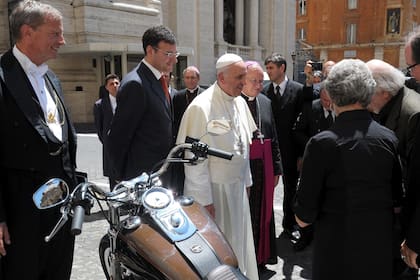 La Harley Davidson subastada por el Papa Francisco