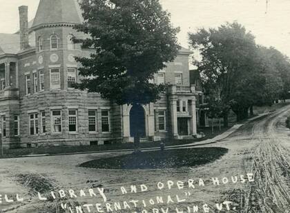 La Haskell Free Library and Opera House en losprimeros años de su construcción