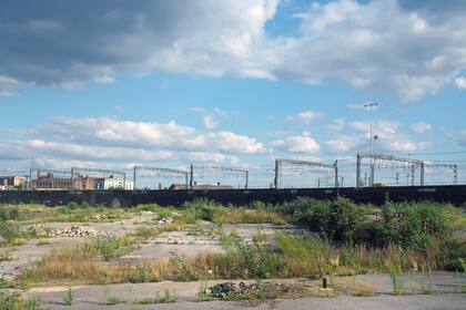 La HB 733, firmada por el gobernador Ron DeSantis, redefine los brownfields en Florida: ahora permite rehabilitar parcelas específicas sin limpiar toda el área contigua, acelerando su reconversión desde julio 2023