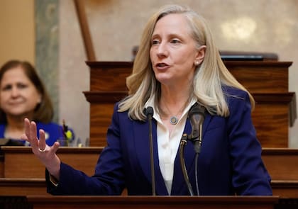 La HB29 fue firmada por la gobernadora Abigail Spanberger e incluye una propuesta para redibujar los mapas electorales del estado