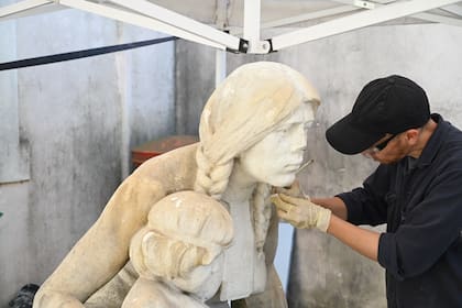 “La he representado sentada en un resto de pared de adobe, mirando a lo lejos el toldo que no volverá a ver jamás", dijo el autor de la obra La Cautiva, Lucio Correa Morales.